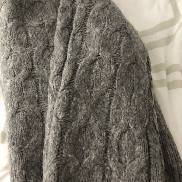 Abercrombie & Fitch woman’s Heather Gray Crewneck Sweater - Picture 7 of 7